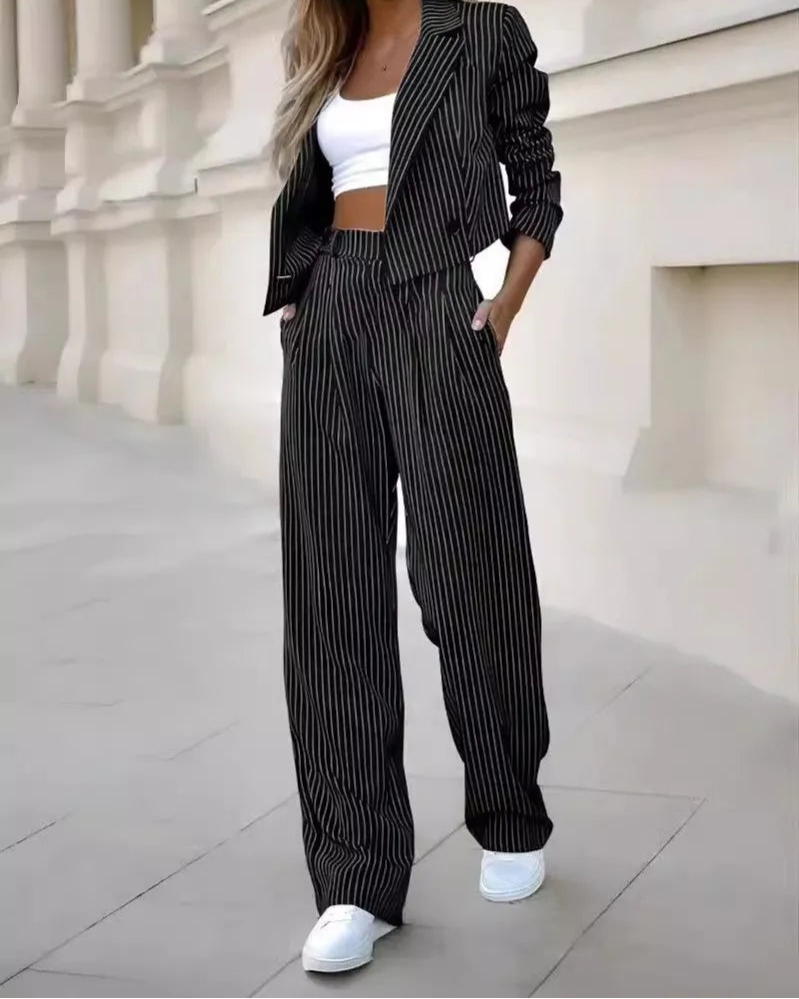 Clara | Zweiteiler für Damen mit tailliertem Blazer – ein Look für Klarheit, Wirkung und Haltung