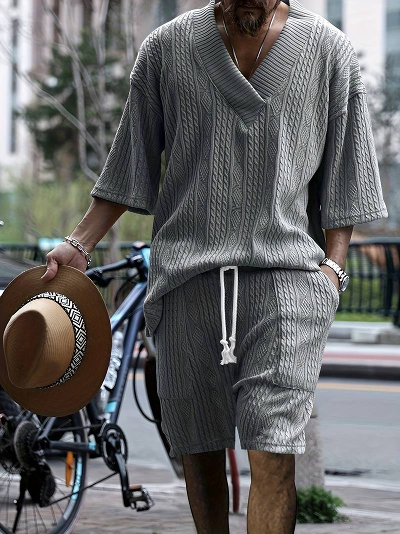 Andrew | Bequemes Strickset mit V-Ausschnitt und passenden Shorts für Herren | Stilvoll, komfortabel & vielseitig