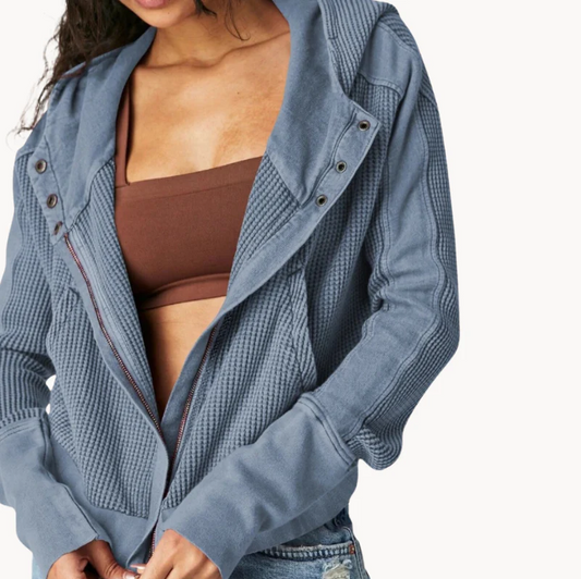 Eleganter Damenmantel aus luxuriösem, weichem Stoff mit Rüschentaschen