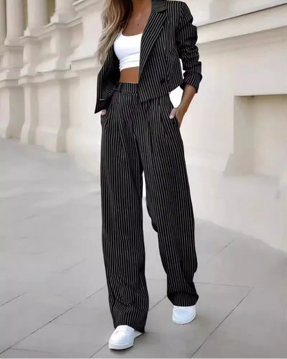 Clara | Zweiteiler für Damen mit tailliertem Blazer – ein Look für Klarheit, Wirkung und Haltung