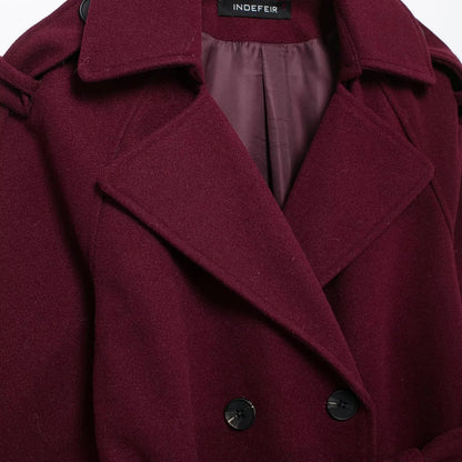 Weinroter Eleganter Trenchcoat mit Gürtel im Retro-Stil